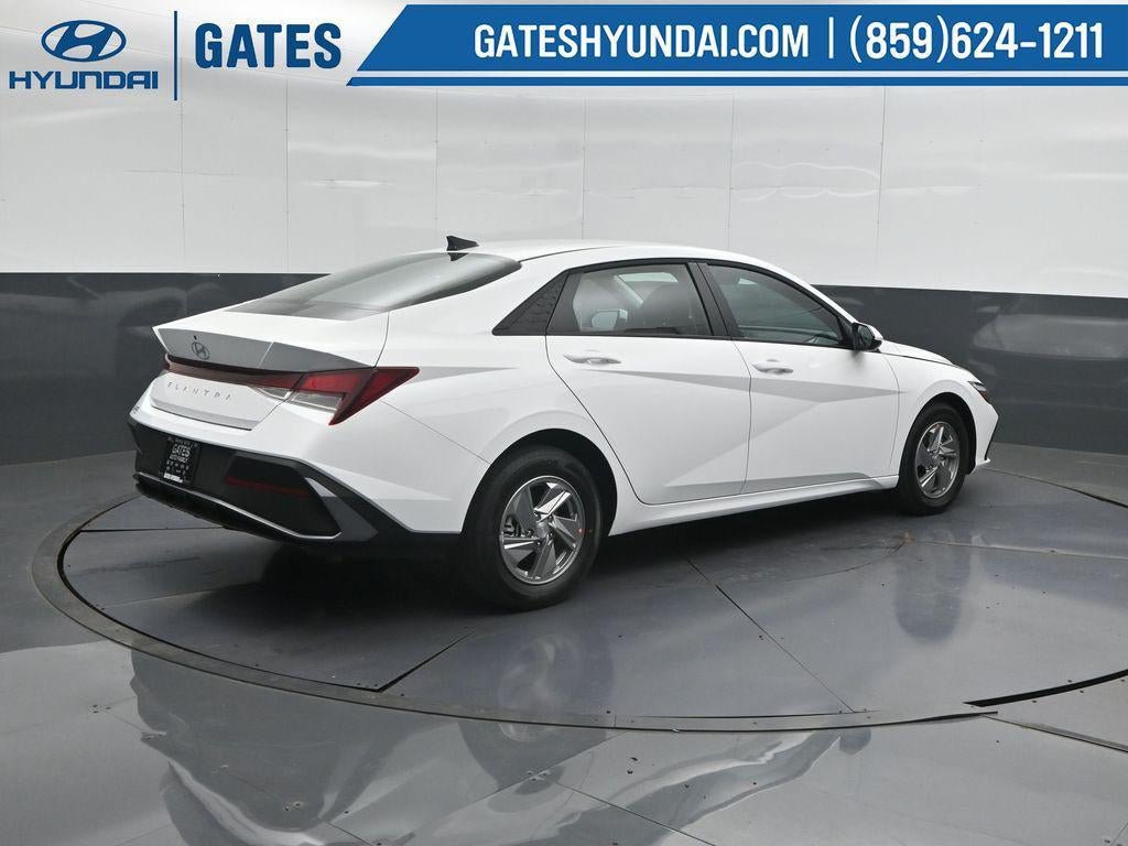 New 2026 Hyundai Elantra SE FWD image 2