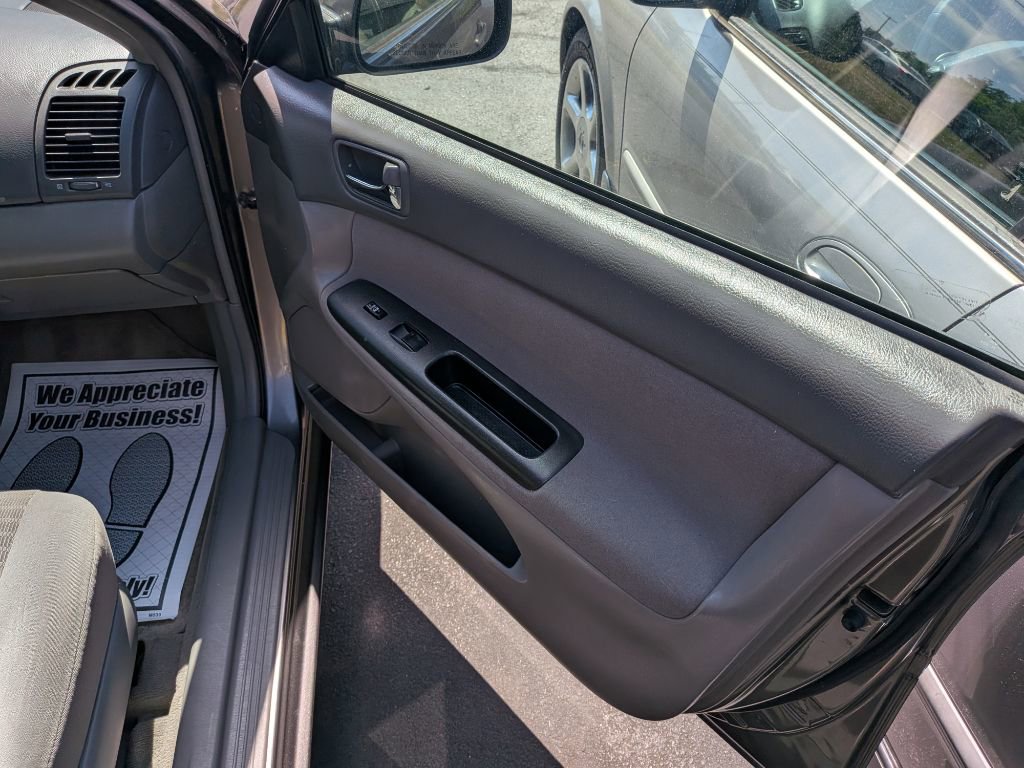Used 2005 Toyota Camry LE FWD image 9