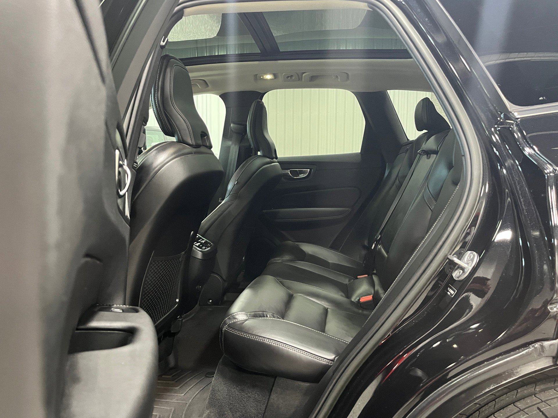 Used 2022 Volvo XC60 B5 Inscription image 10