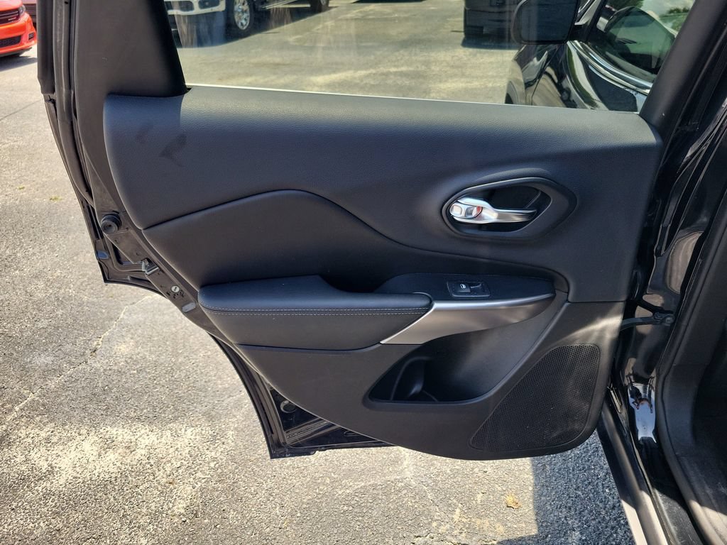 Used 2019 Jeep Cherokee Latitude w/ Popular Appearance Group FWD image 15