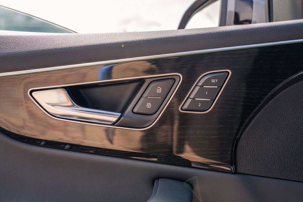 Used 2025 Audi Q8 Prestige image 18