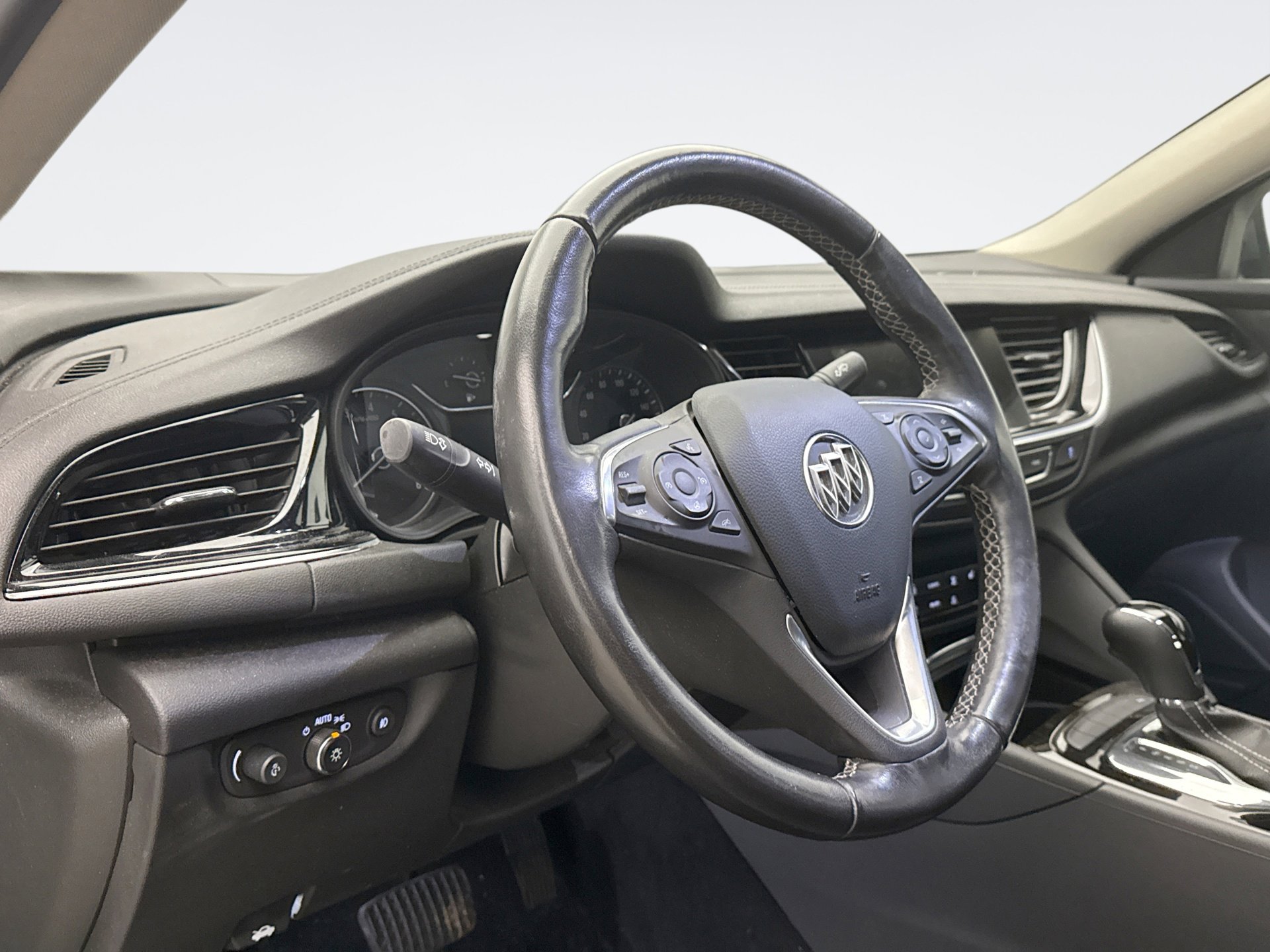 Used 2019 Buick Regal Essence w/ Driver Confidence Package I image 7