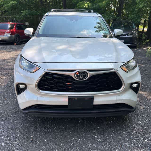 Used 2021 Toyota Highlander XLE AWD/4WD image 4