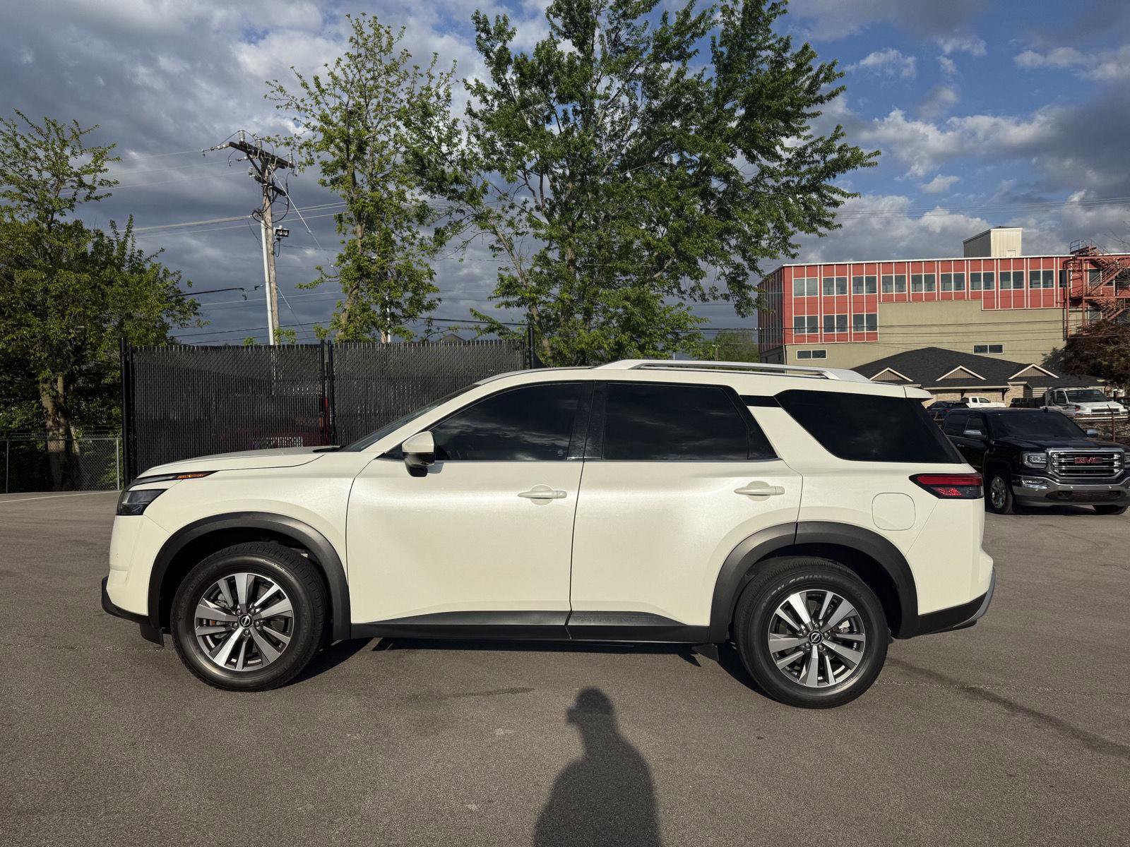 Used 2023 Nissan Pathfinder SL AWD/4WD image 6