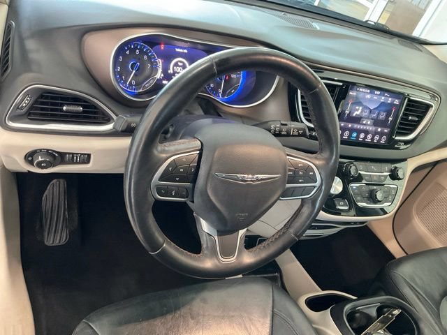 Used 2018 Chrysler Pacifica Touring-L Plus FWD image 5