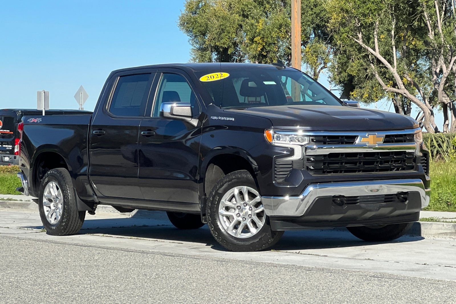 Used 2022 Chevrolet Silverado 1500 LT AWD/4WD image 2