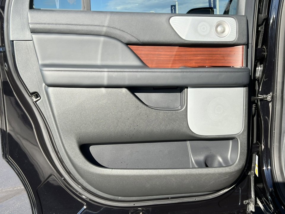 Used 2022 Lincoln Navigator L Reserve image 37