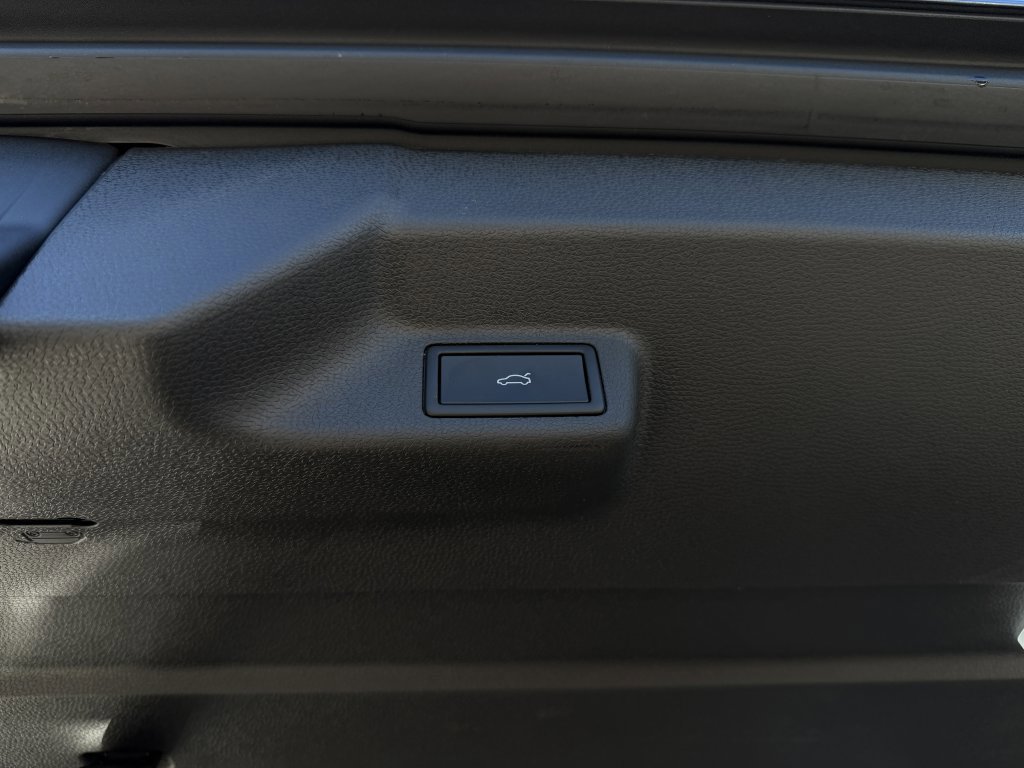 Used 2025 Volkswagen ID. Buzz Pro S Plus image 40