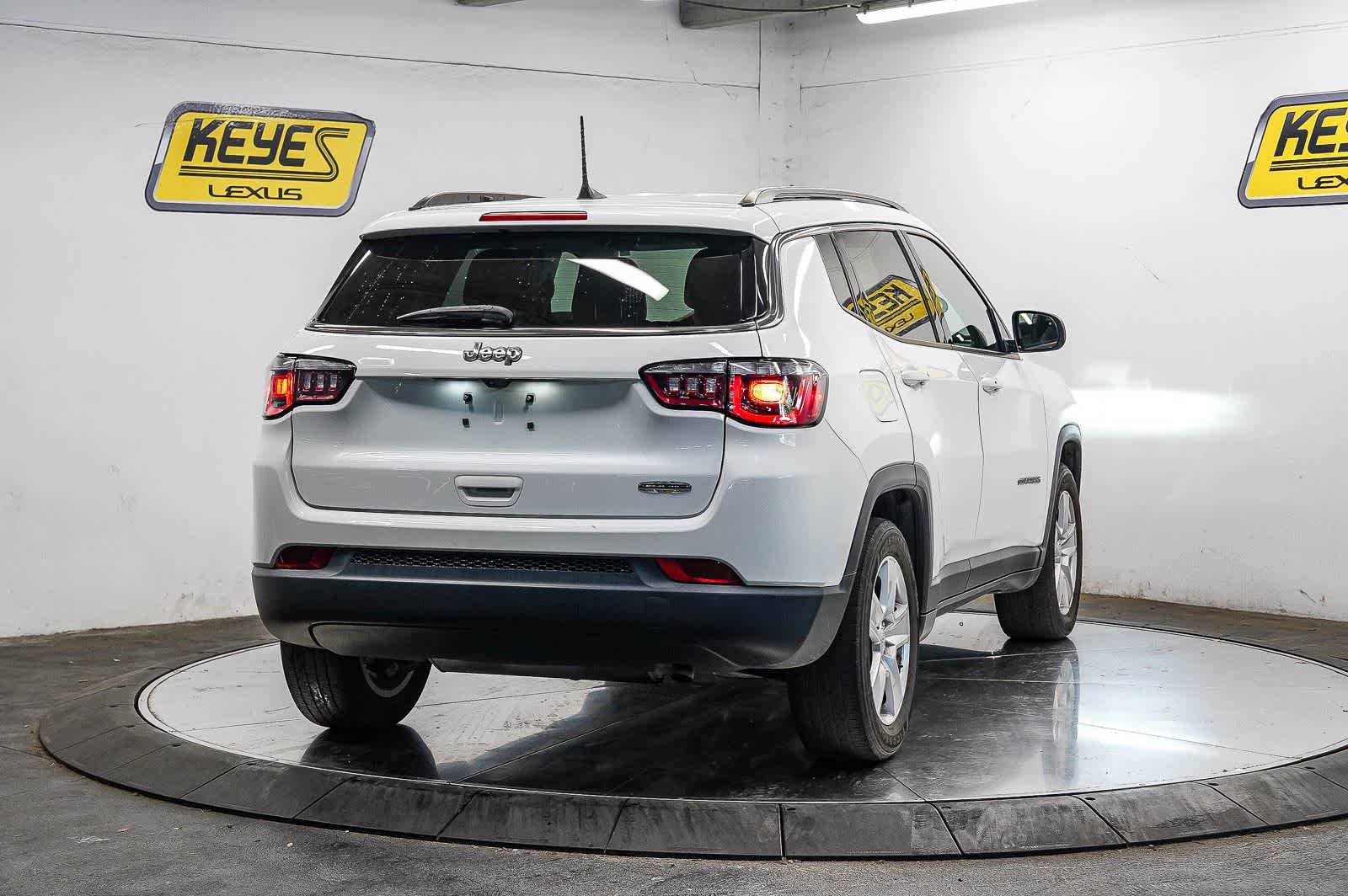 Used 2022 Jeep Compass Latitude FWD image 4
