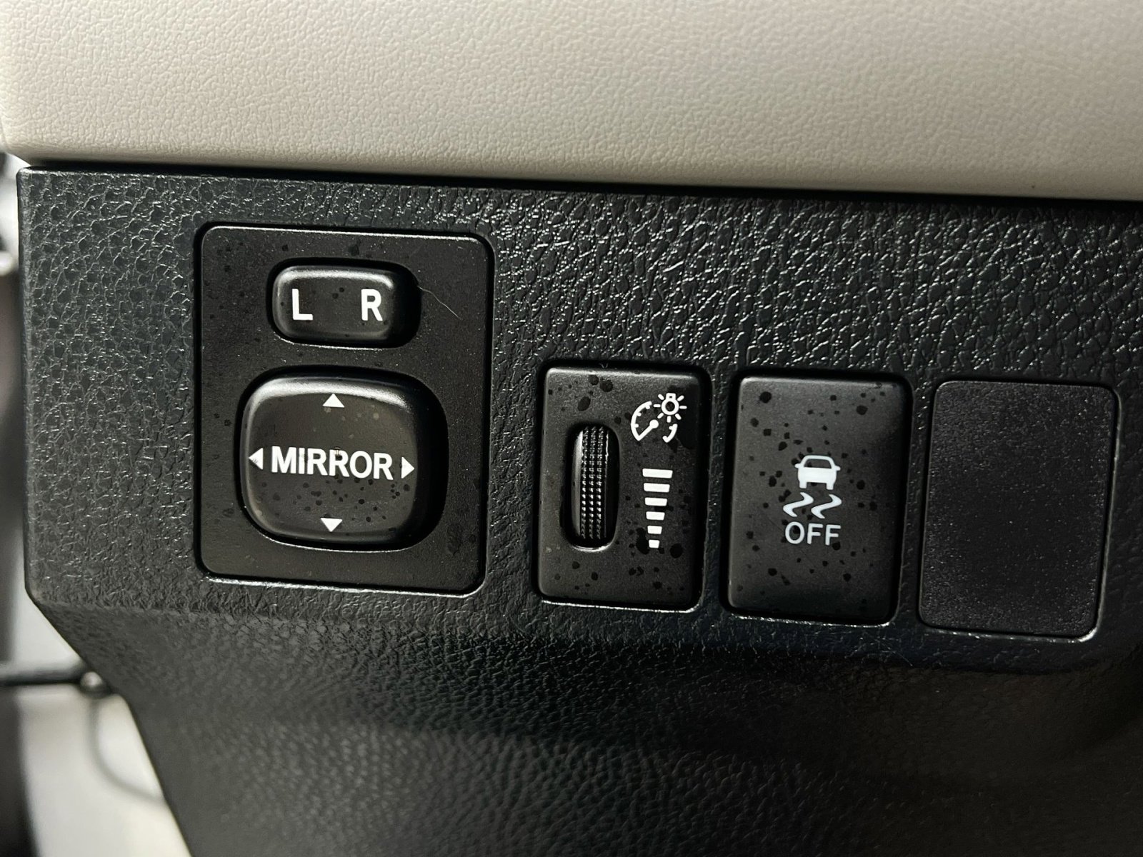 Used 2013 Toyota RAV4 LE image 37