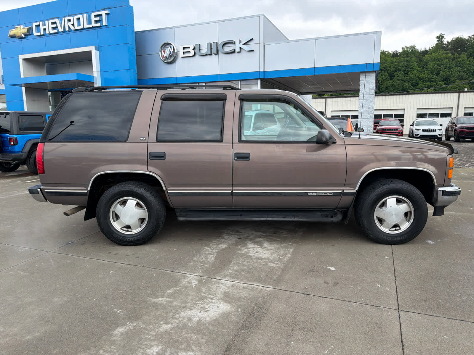 Used 1997 GMC Yukon 4WD 4-Door w/ Marketing Opt Pkg 5 image 5
