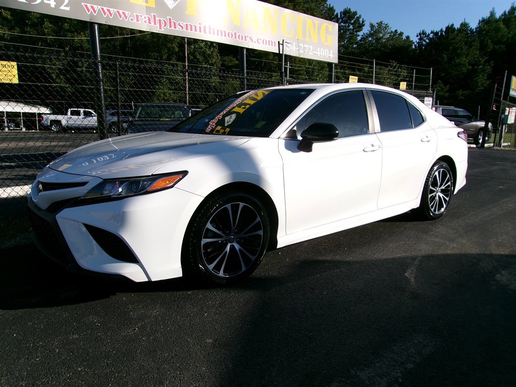 Used 2020 Toyota Camry SE image 2