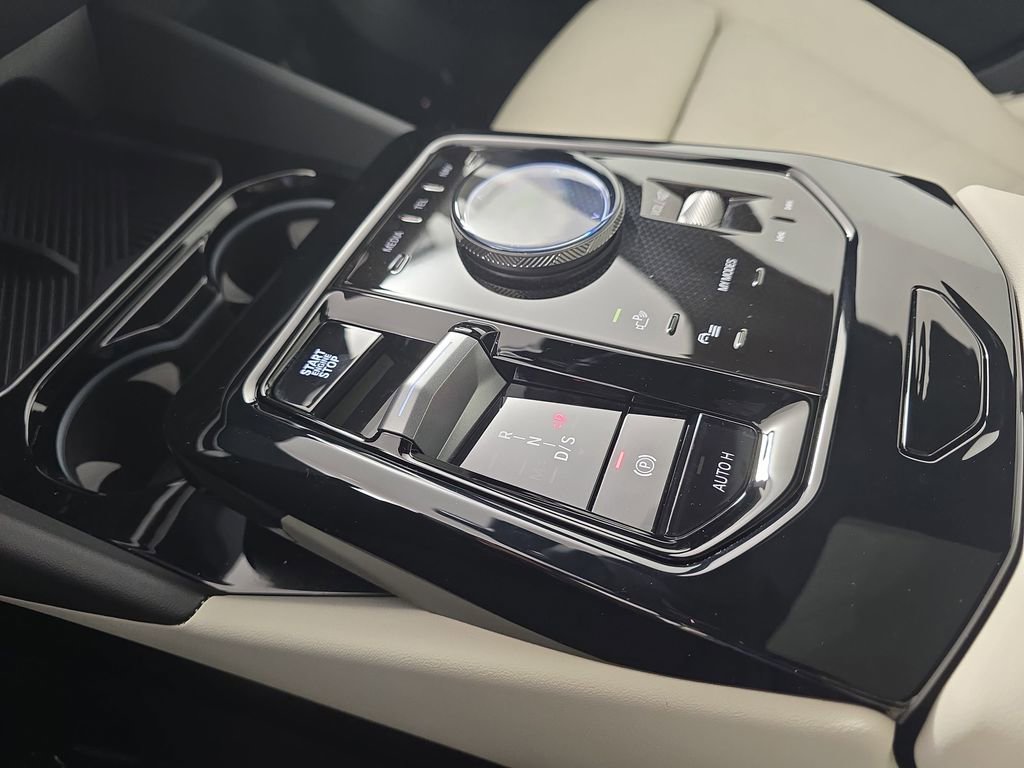 Used 2026 BMW 530i xDrive w/ Premium Package image 28