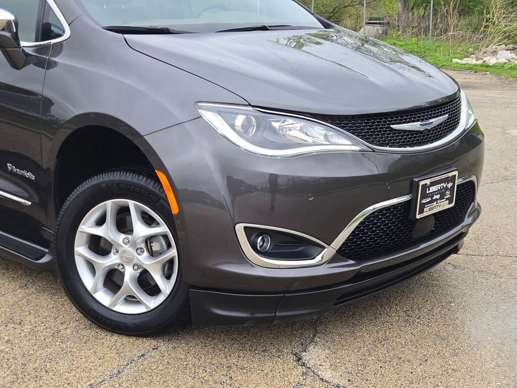 Used 2020 Chrysler Pacifica Limited w/ Advanced Safetytec Group FWD image 2
