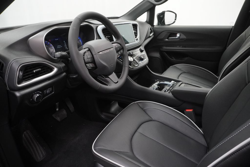 New 2027 Chrysler Pacifica Limited AWD/4WD image 16