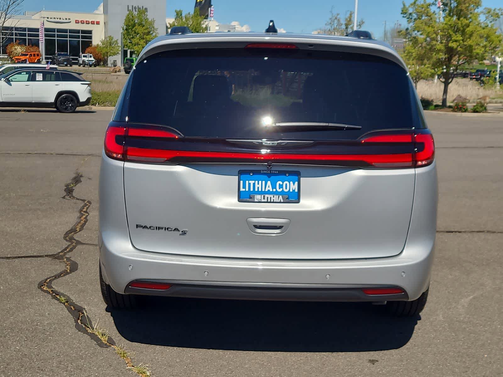 New 2026 Chrysler Pacifica Select image 13