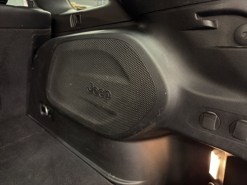 Used 2020 Jeep Cherokee Limited image 18