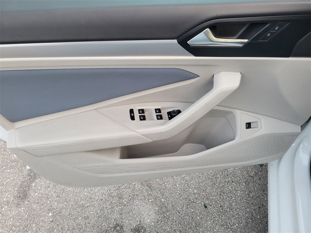 Certified 2025 Volkswagen Jetta SE w/ Sunroof Package image 16