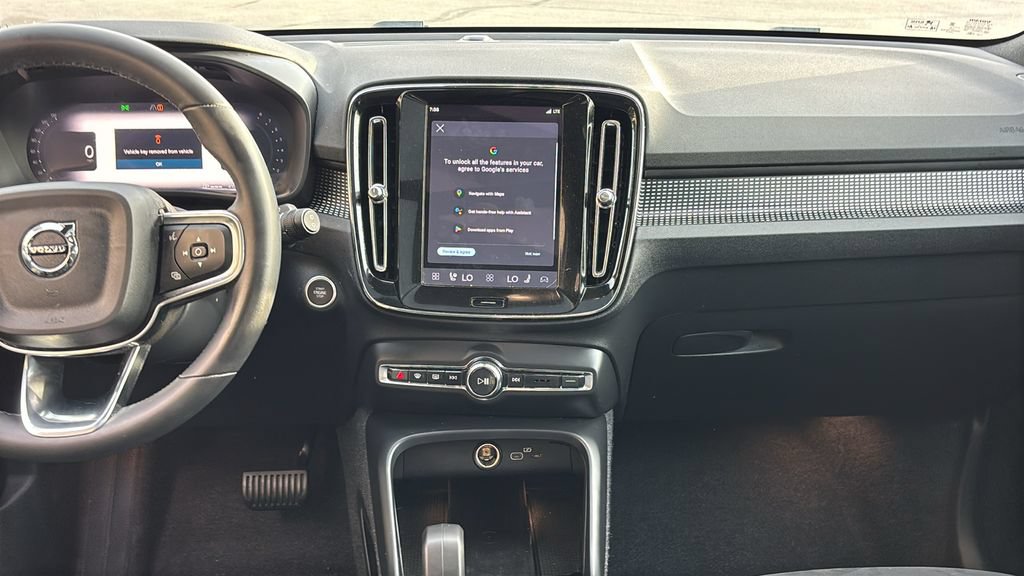 Certified 2025 Volvo XC40 B5 Plus AWD/4WD image 6