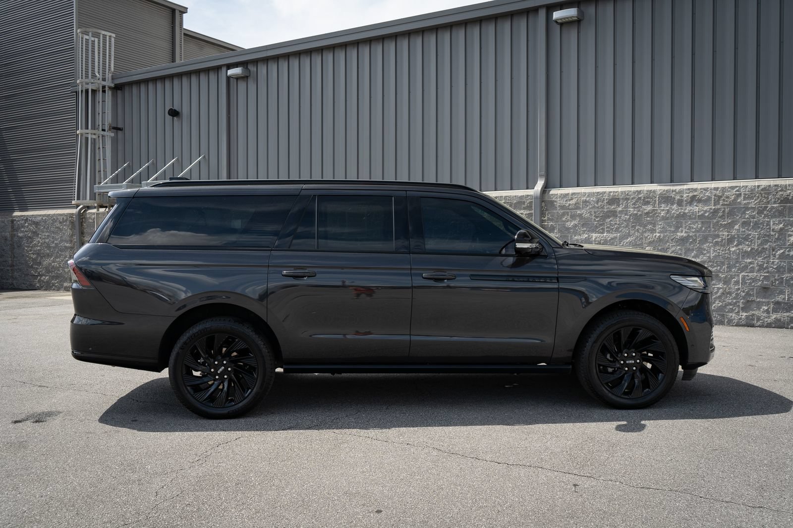Used 2025 Lincoln Navigator L Reserve w/ Jet Appearance Package AWD/4WD image 21