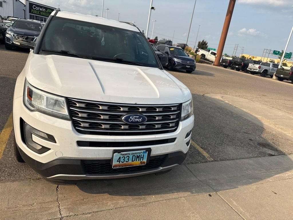 Used 2017 Ford Explorer XLT AWD/4WD image 2