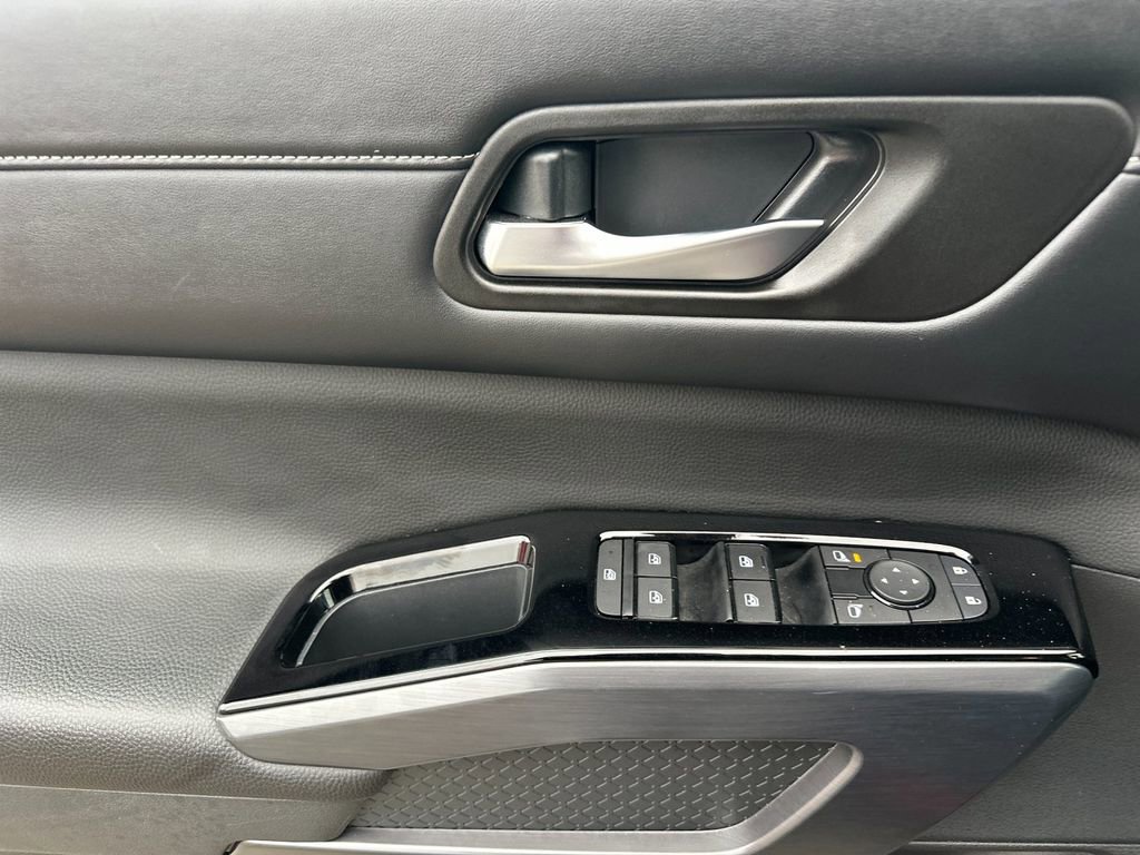 Used 2024 Nissan Pathfinder SL image 10