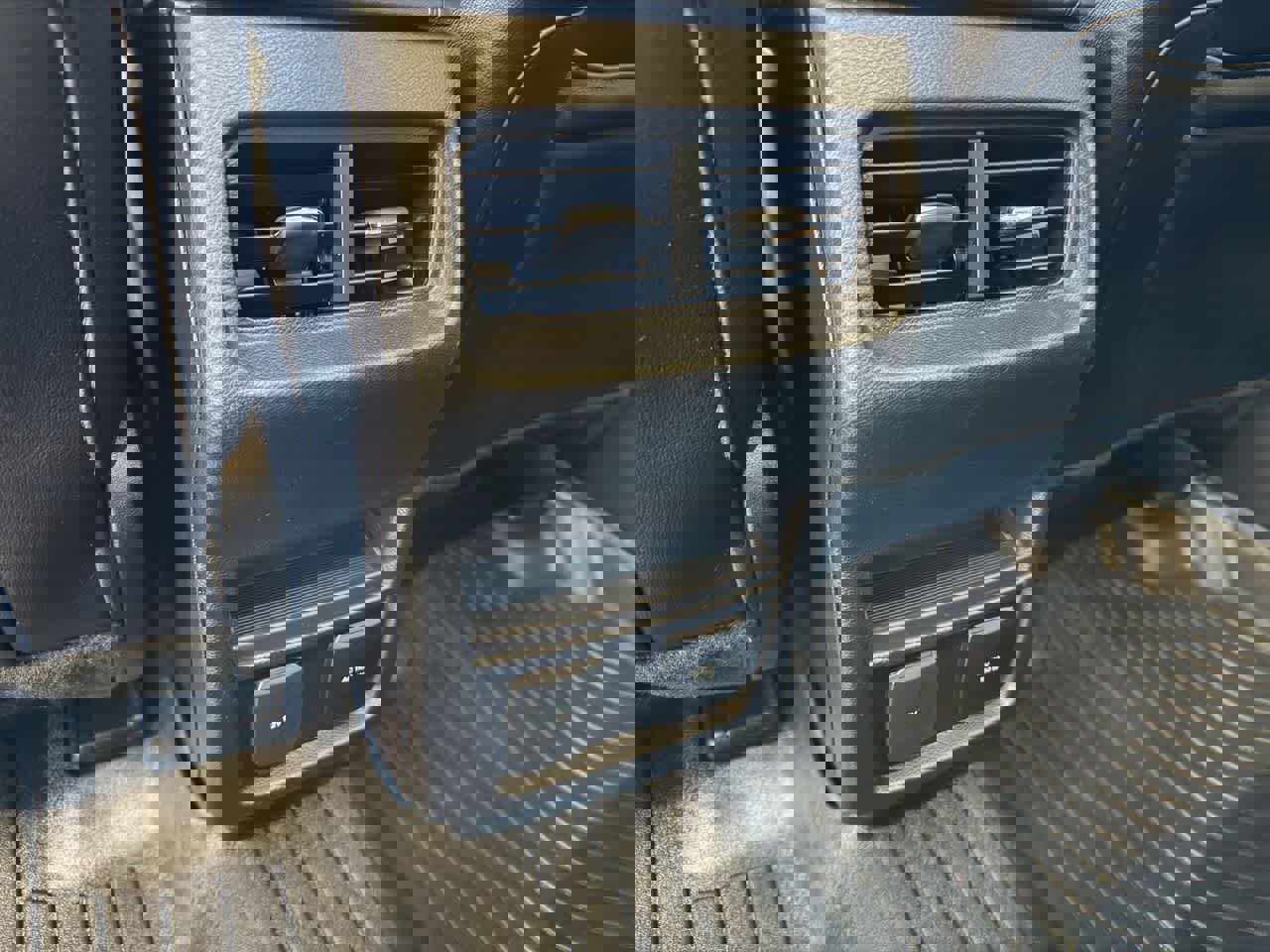 Used 2018 Ford Edge Titanium w/ Technology Package image 12