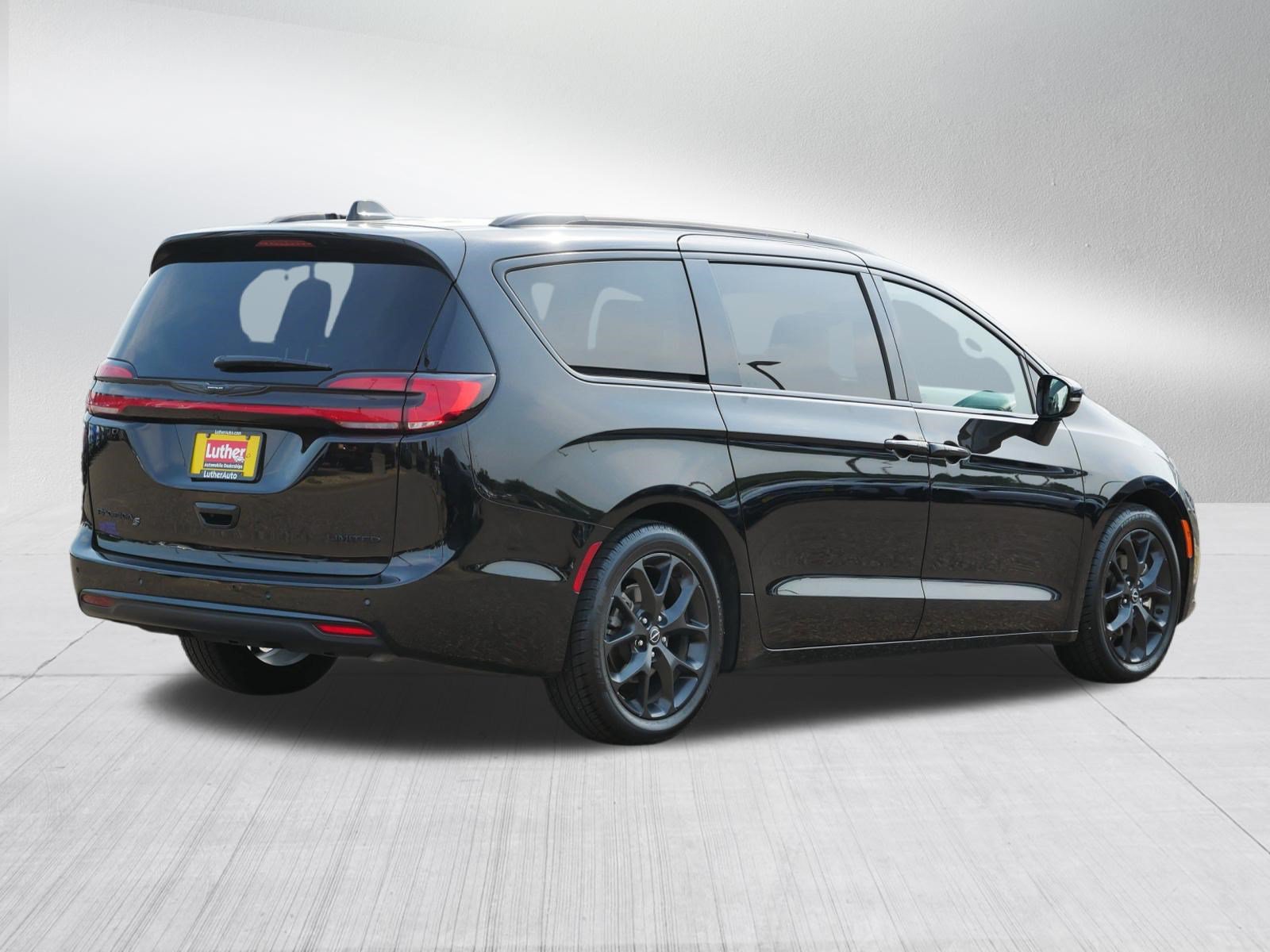 Used 2025 Chrysler Pacifica Limited FWD image 7