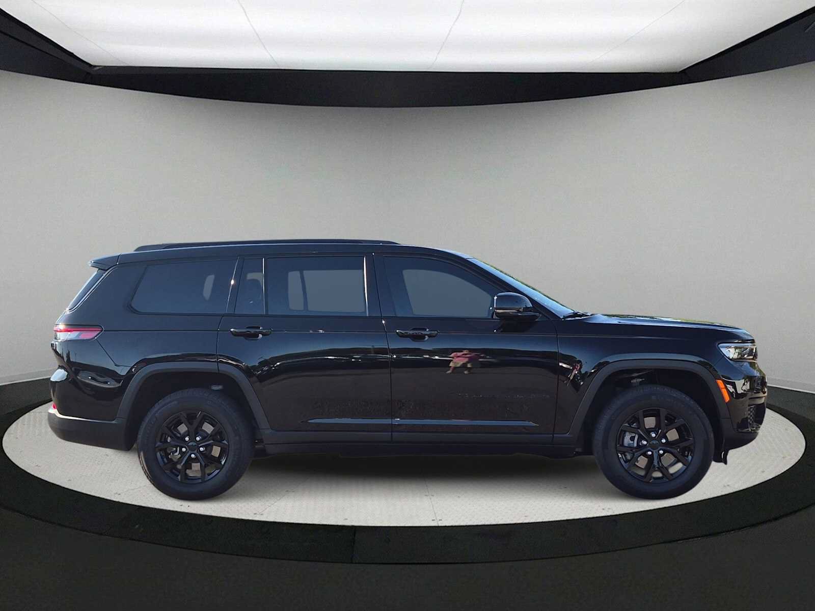 Used 2025 Jeep Grand Cherokee L Altitude AWD/4WD image 9