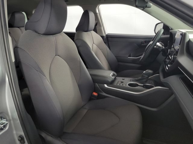 Used 2024 Toyota Highlander LE FWD image 15