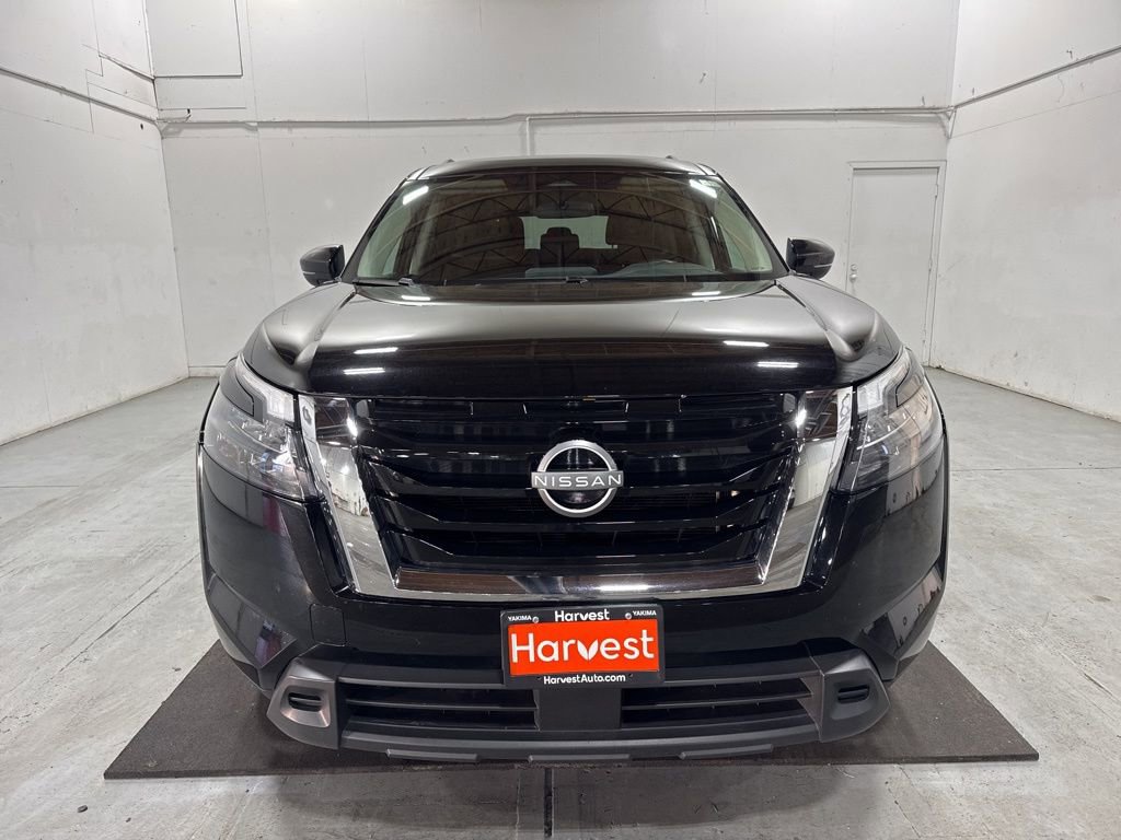 Used 2025 Nissan Pathfinder SV image 2