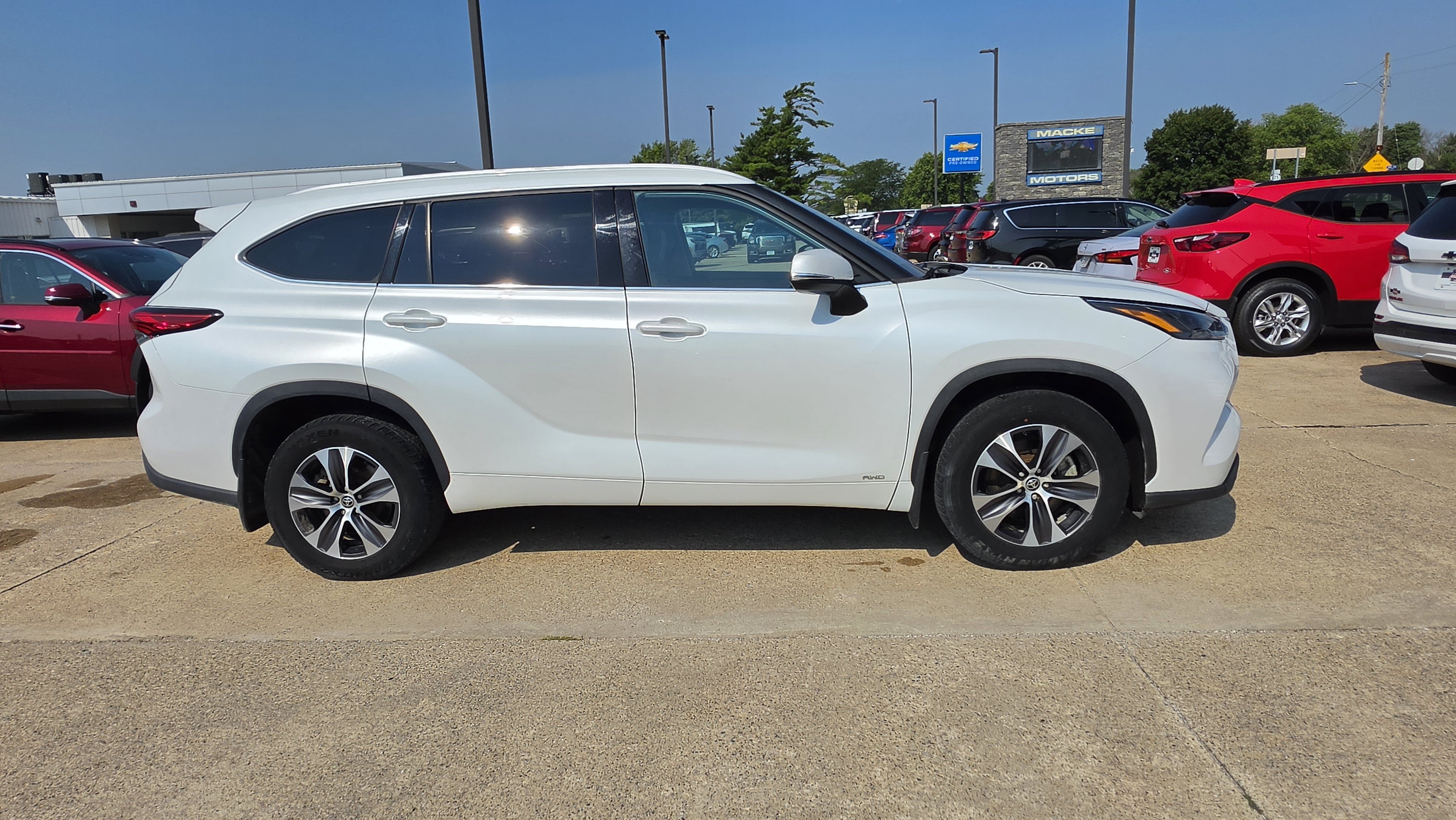 Used 2022 Toyota Highlander XLE AWD/4WD image 4