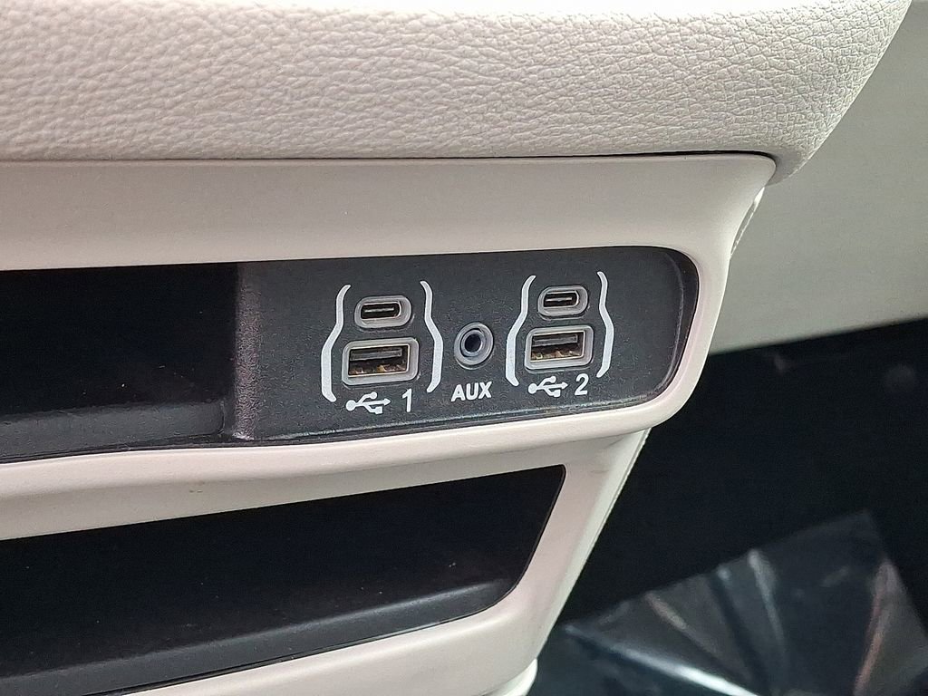 Used 2023 Chrysler Pacifica Touring-L image 26