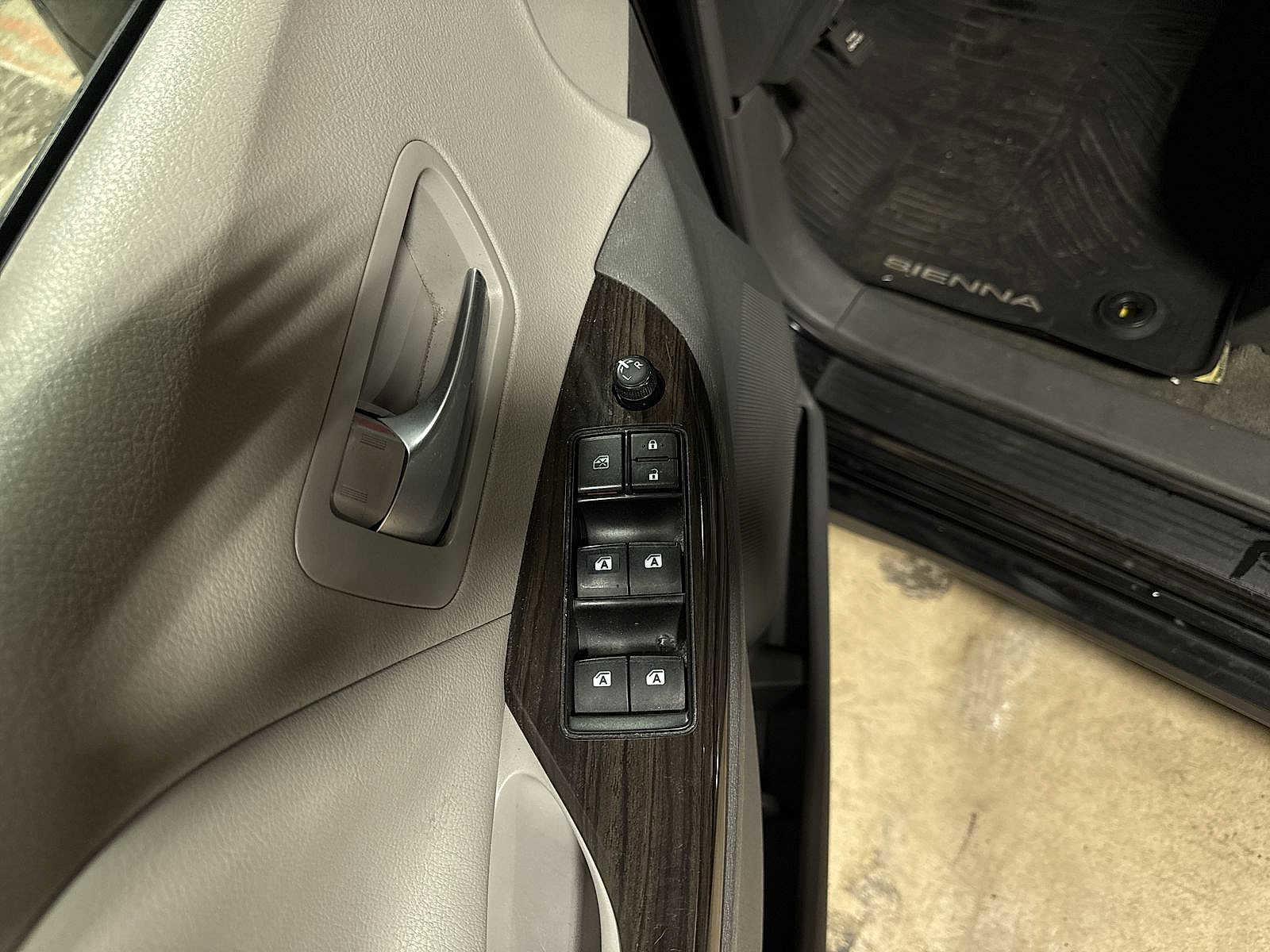 Used 2018 Toyota Sienna XLE w/ XLE Navigation Package image 24