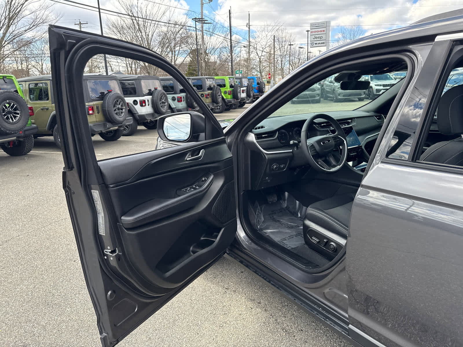 Used 2025 Jeep Grand Cherokee L Laredo w/ Luxury Tech Group I AWD/4WD image 11