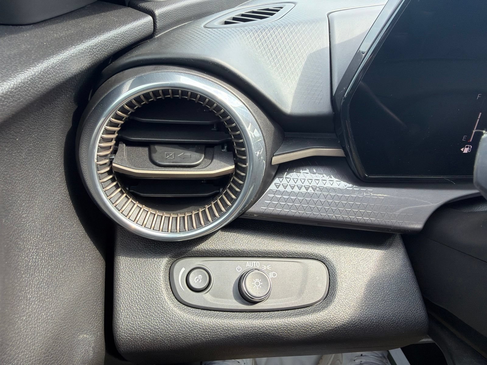 Used 2026 Chevrolet Trax ACTIV w/ Sunroof Package FWD image 18