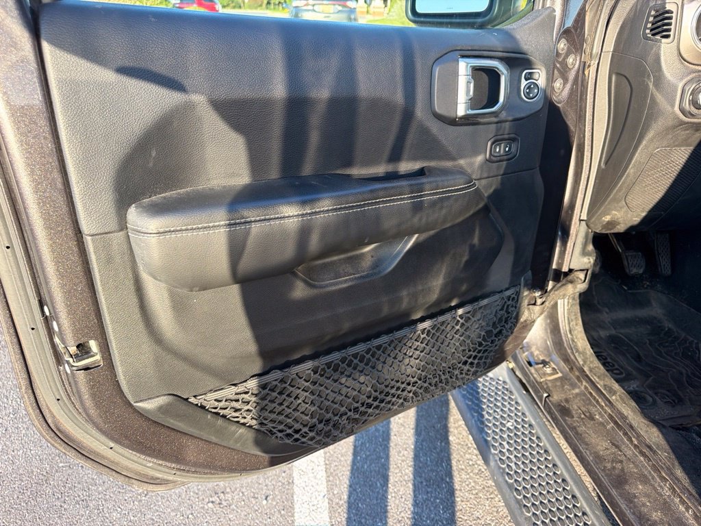 Used 2018 Jeep Wrangler Unlimited Sahara AWD/4WD image 10