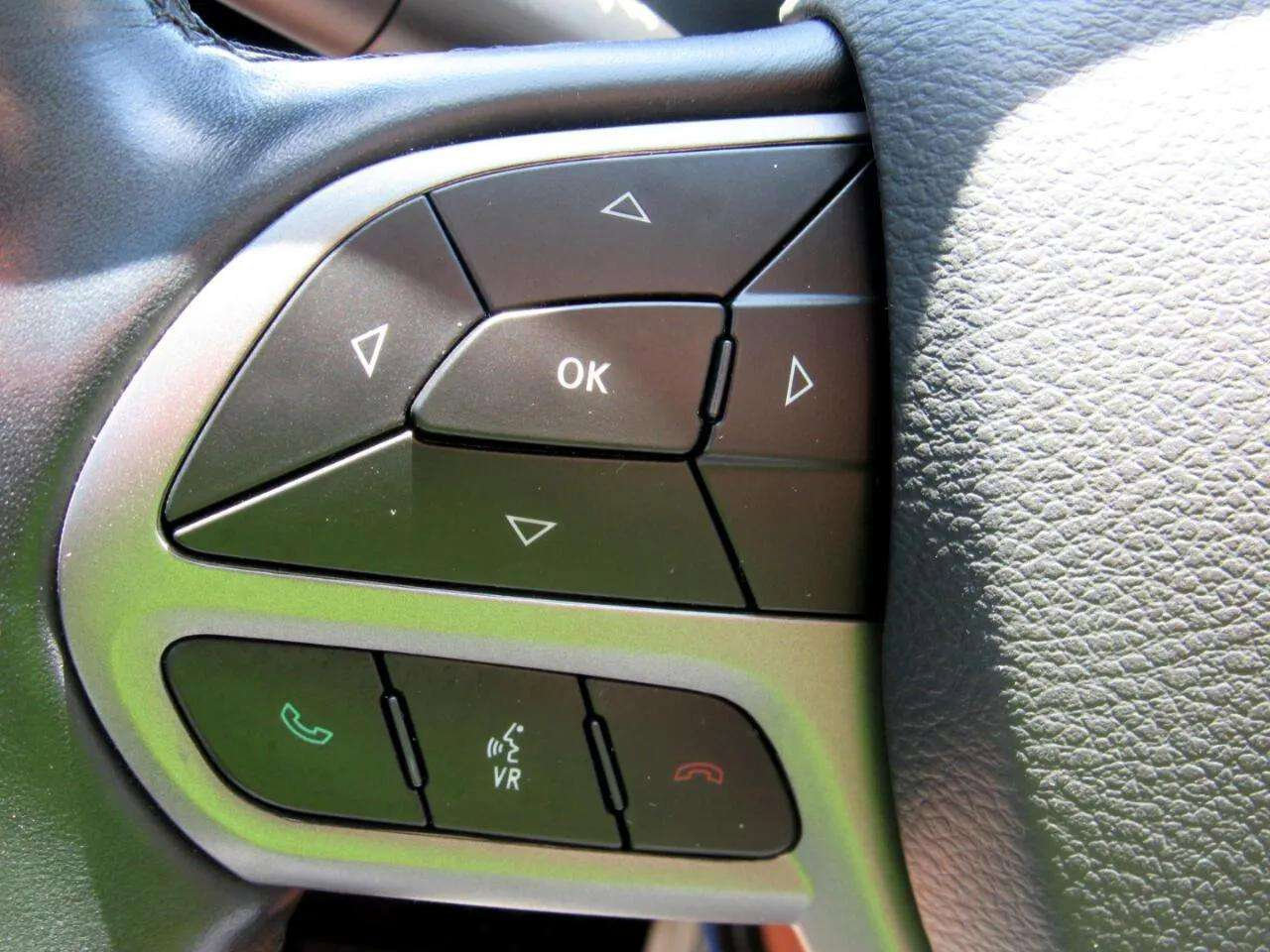 Used 2020 Jeep Cherokee Latitude Plus w/ Comfort/Convenience Group image 21