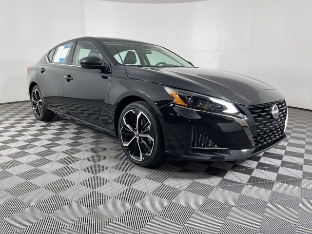 Used 2025 Nissan Altima 2.5 SR image 2