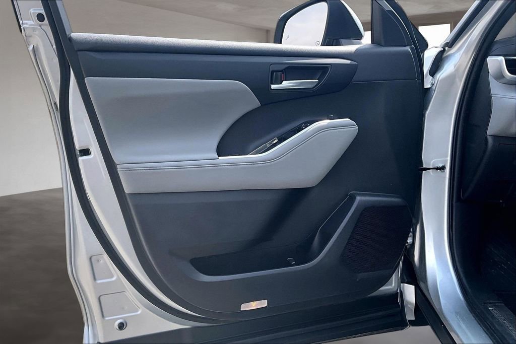 Used 2023 Toyota Highlander XLE image 19