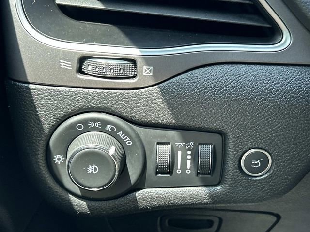 Used 2022 Jeep Cherokee Latitude Lux w/ Mopar Interior Package FWD image 28