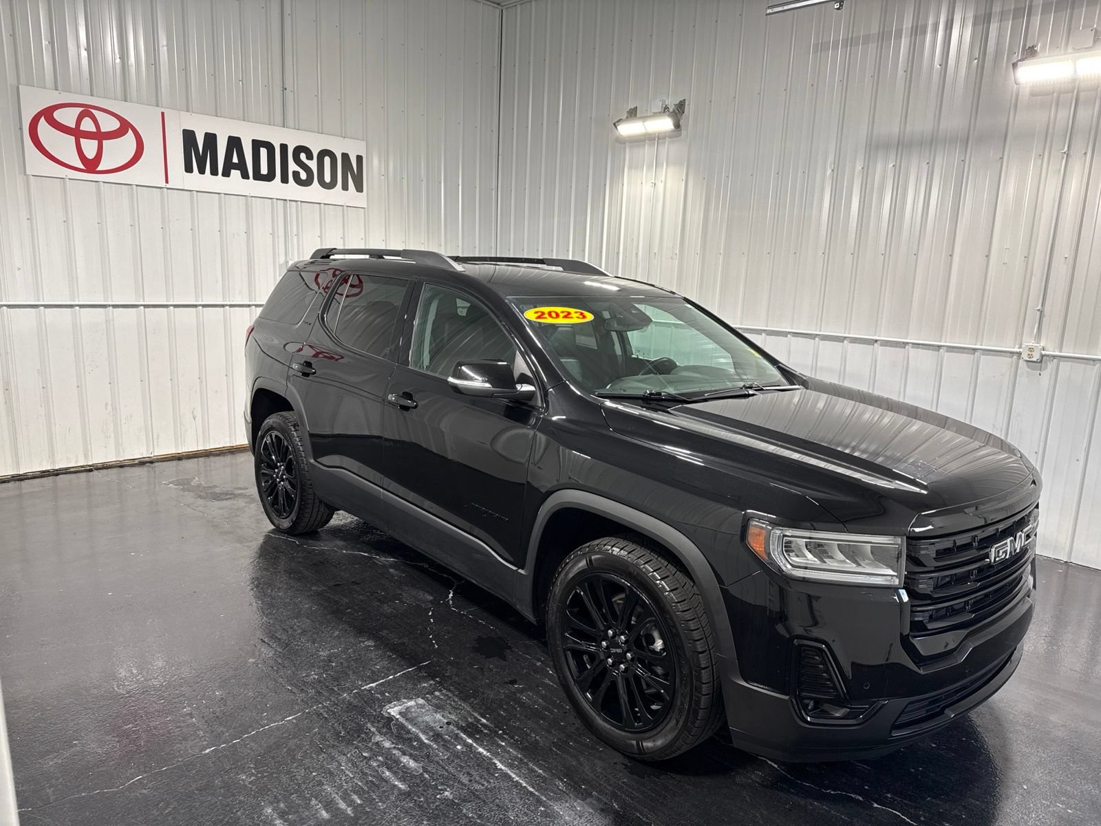 Used 2023 GMC Acadia SLT w/ Elevation Edition FWD image 4