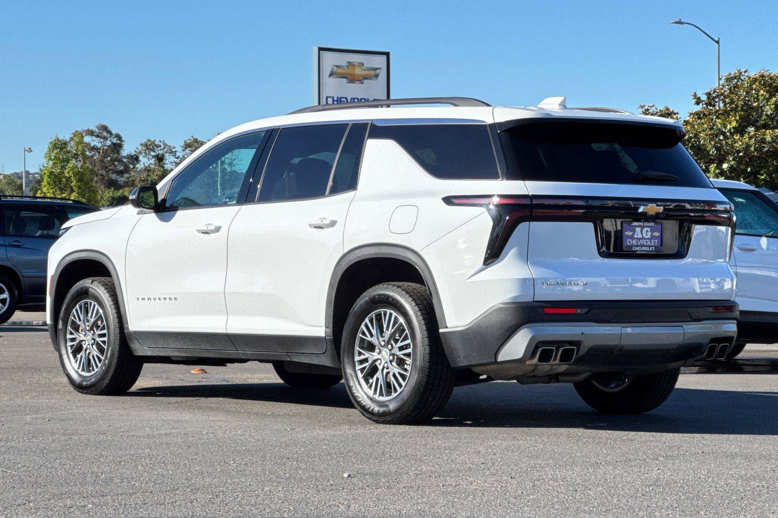 Used 2025 Chevrolet Traverse LT FWD image 8