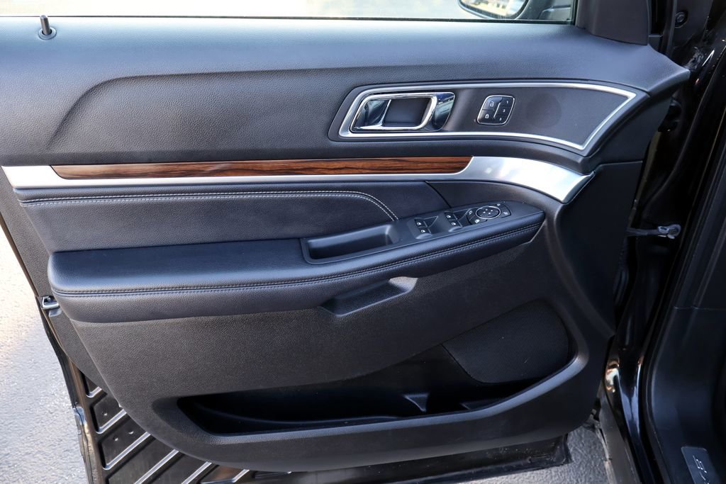 Certified 2017 Ford Explorer Limited AWD/4WD image 30