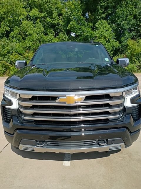 Used 2024 Chevrolet Silverado 1500 High Country w/ Z71 Off-Road Package AWD/4WD image 2
