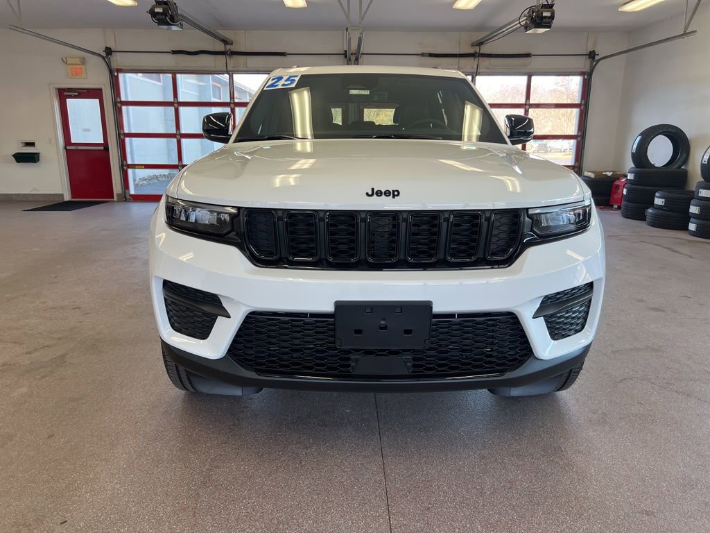 New 2025 Jeep Grand Cherokee Altitude image 2