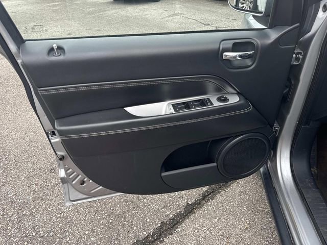 Used 2016 Jeep Compass Latitude FWD image 25