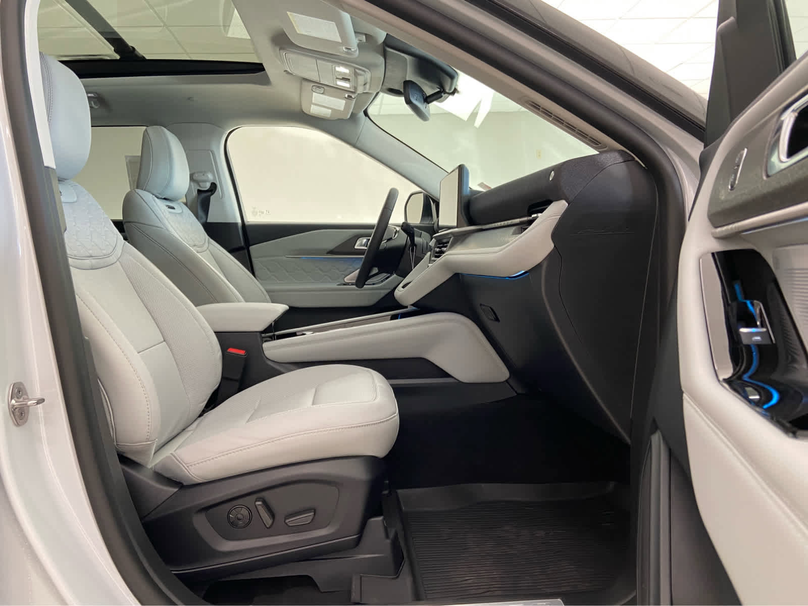 New 2026 Ford Explorer Platinum w/ LUX Leather Package image 17