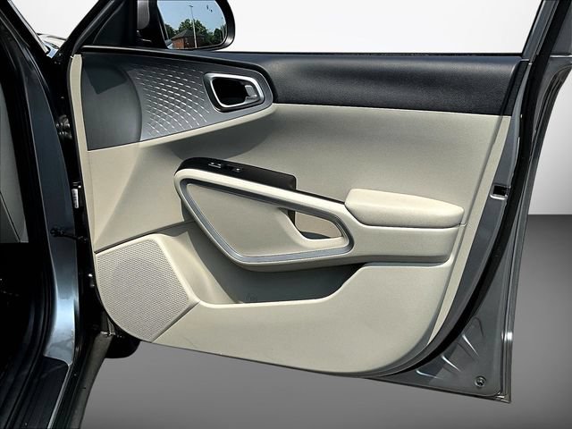 Certified 2025 Kia Soul LX w/ LX Technology Package FWD image 31