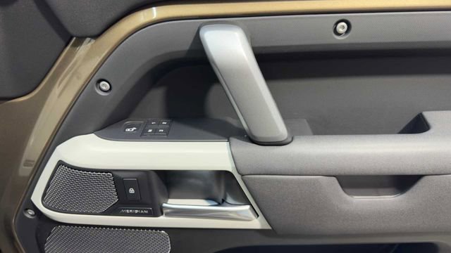 Used 2021 Land Rover Defender 110 X-Dynamic SE AWD/4WD image 16